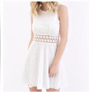 Bailey Blue size medium sleeveless white lace dress. {072}